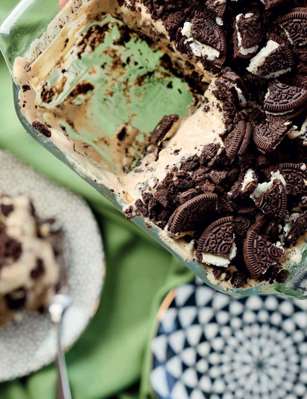 Postre de galletas de chocolate troceadas sobre helado.